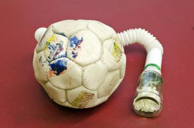 Клізма. Із серії робіт створених в рамках руху "Арт-Рейди"