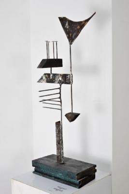 Той, що йде крізь скелю