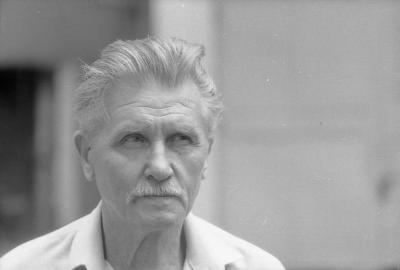 Олег Соколов у дворі Одеського Музею Західного та Східного мистецтва