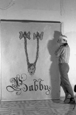 "Підозрювана реальність".  Фото Дмитра Дульфана поряд з його роботою "Baby"